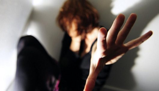 Violenza di genere: per il 16% degli italiani nasce da una provocazione della donna