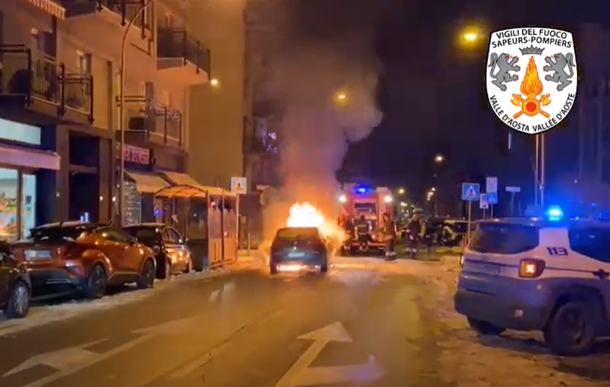 Incendio di un'automobile ad Aosta