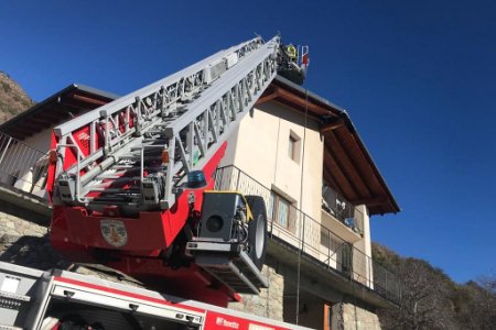 Quart, intervento dei vigili del fuoco per un tetto danneggiato dal fuoco