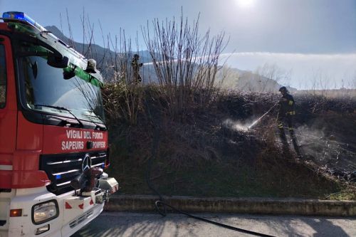 Incendio (foto Corpo valdostano vigili del fuoco)