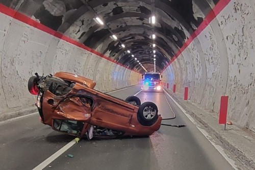 Incidente stradale in galleria a Leverogne