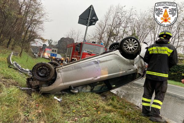 Incidente stradale a Verrès, auto si cappotta sulla Statale 26