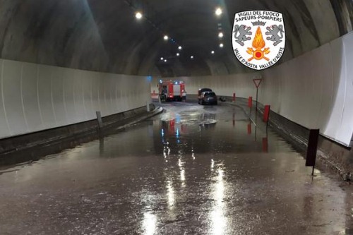 Auto bloccata in galleria a Variney