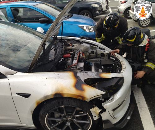 Incendio a un'auto elettrica