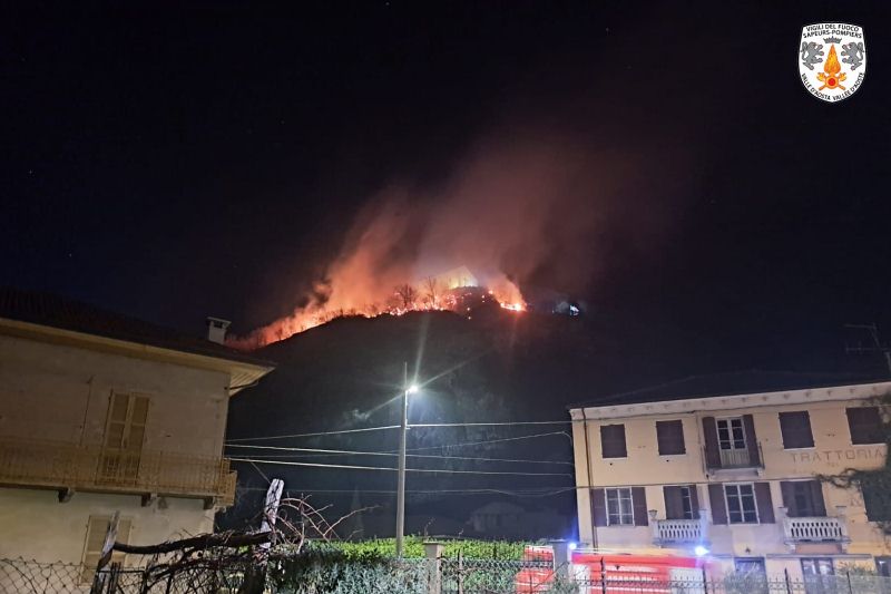 Incendio tra Pont-Saint-Martin e Carema