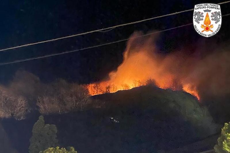 Incendio tra Pont-Saint-Martin e Carema