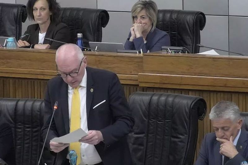 In Consiglio Valle fuoco di fila della minoranza contro Testolin e UV