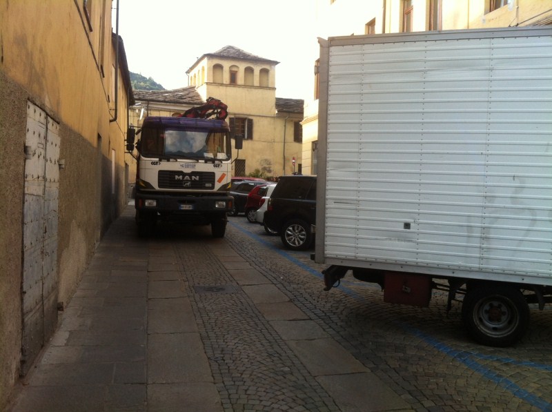 Camion blocca il passaggio, decine di auto incolonnate nel centro di Aosta