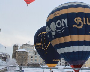 Aosta, lo spettacolo delle mongolfiere per San Valentino