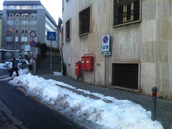 Aosta, la rimozione neve va a rilento: i disabili restano senza parcheggi