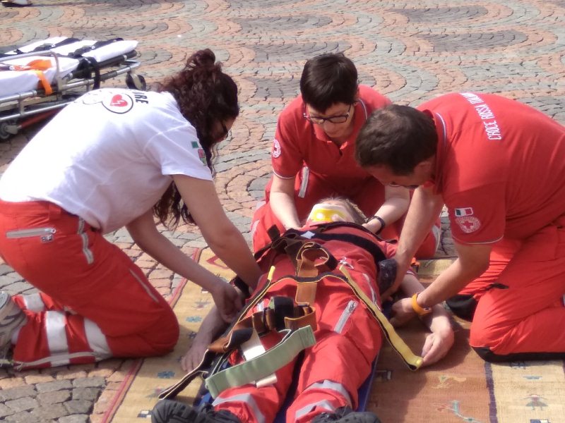 Dimostrazioni, test e attività per i bambini per la Giornata della Croce Rossa