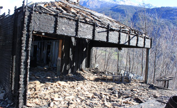Incendio distrugge lo chalet punto informazioni sulla statale 27 a Gignod