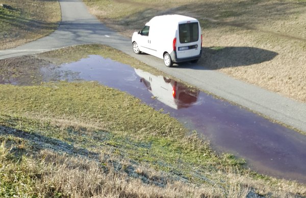 Liquido rosso maleodorante fuoriesce dal terreno: mistero lungo la pista ciclopedonale tra Aosta e Sarre