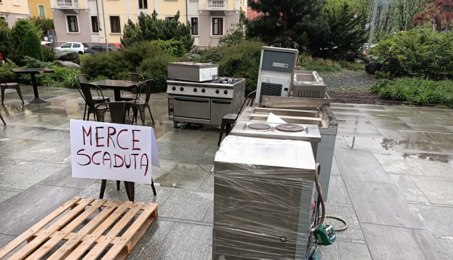 protesta davanti palazzo regionale