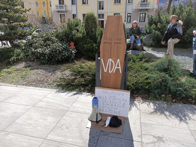 protesta davanti palazzo regionale