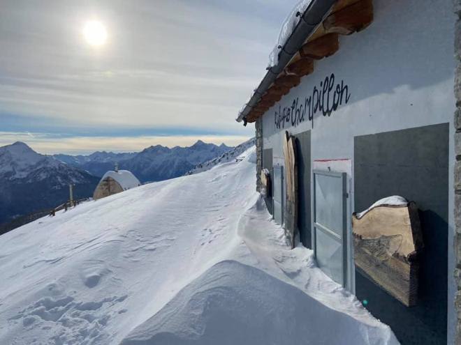 valanga sul rifugio Champillon (da Facebook)