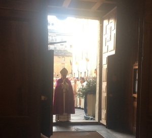 Aosta, centinaia di fedeli per l'apertura della Porta Santa in Cattedrale