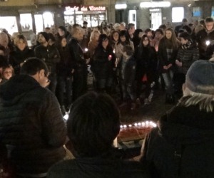 Aosta, fiaccole accese in piazza Chanoux dopo la strage di Parigi