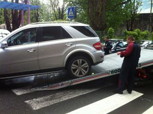 Aosta, Suv blocca passo carrabile: rimosso dal carro attrezzi