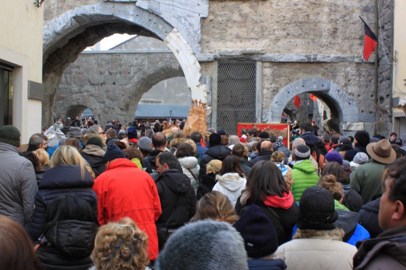 Un fiume umano nel centro di Aosta per la 1015a Foire