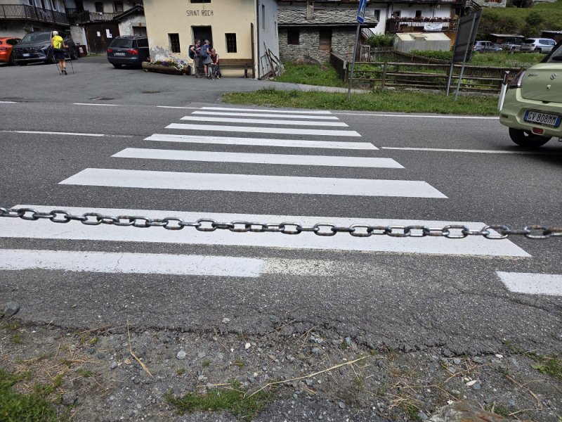 A Frachey una catena blocca l'attraversamento dei pedoni