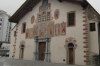 Si arrampica sul portone di una chiesa, ragazzino recuperato dai vigili del fuoco