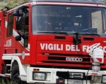 Suv in bilico sulla strada, interviene l'autogru