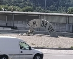 Danneggiata in un incidente la scritta Chambave sulla Statale 26