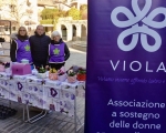 Nelle piazze valdostane tornano le viole a sostegno della vita dopo il cancro al seno