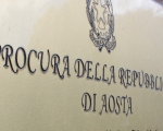 Morto durante inseguimento, l'uomo sarebbe stato travolto dall'auto della polizia