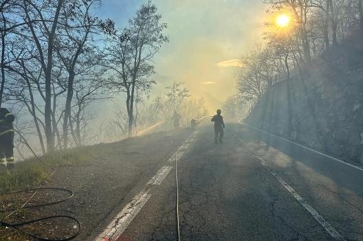 Incendio sopra Nus, chiusa la strada regionale per Saint-Barthelemy